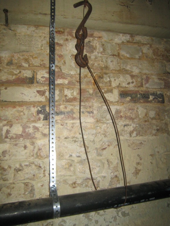 A pulley-hook-coat-hanger contraption